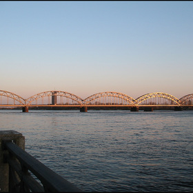 Латвия. Рига. Железнодорожный мост через Даугаву.
