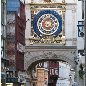 Франция. Нормандия. Руан. Большие городские часы (Gros-Horloge).
