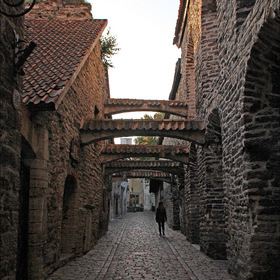 Эстония. Таллинн. Переулок Катарины со множеством арок.